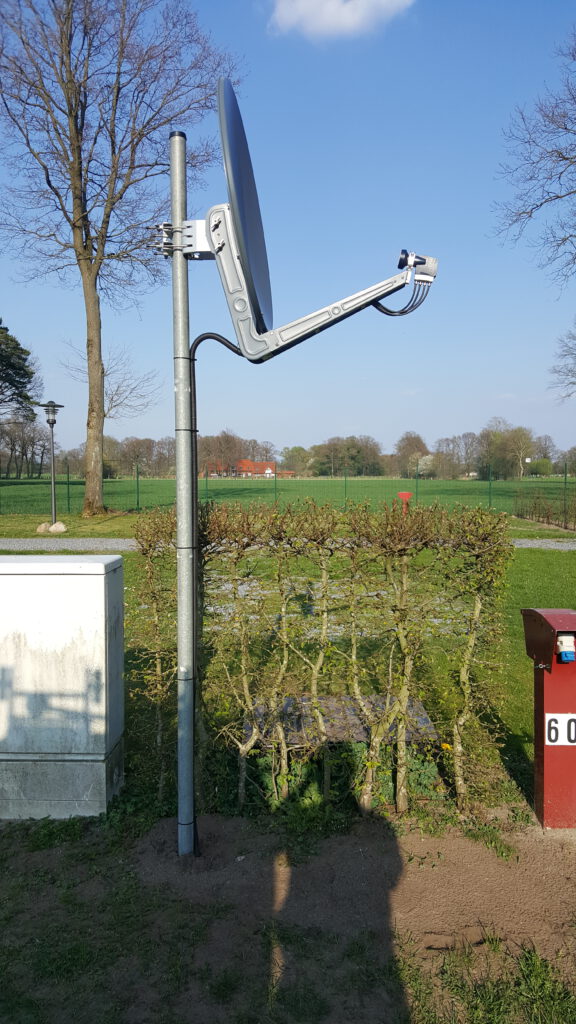 Satellitenantenne auf einem Campingplatz