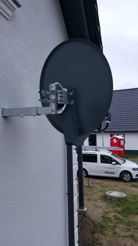 Satellitenantenne mit Wandhalterung