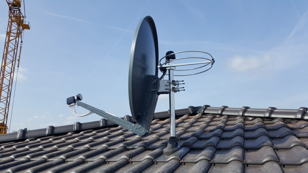 Satellitenantenne und UKW Radioantenne